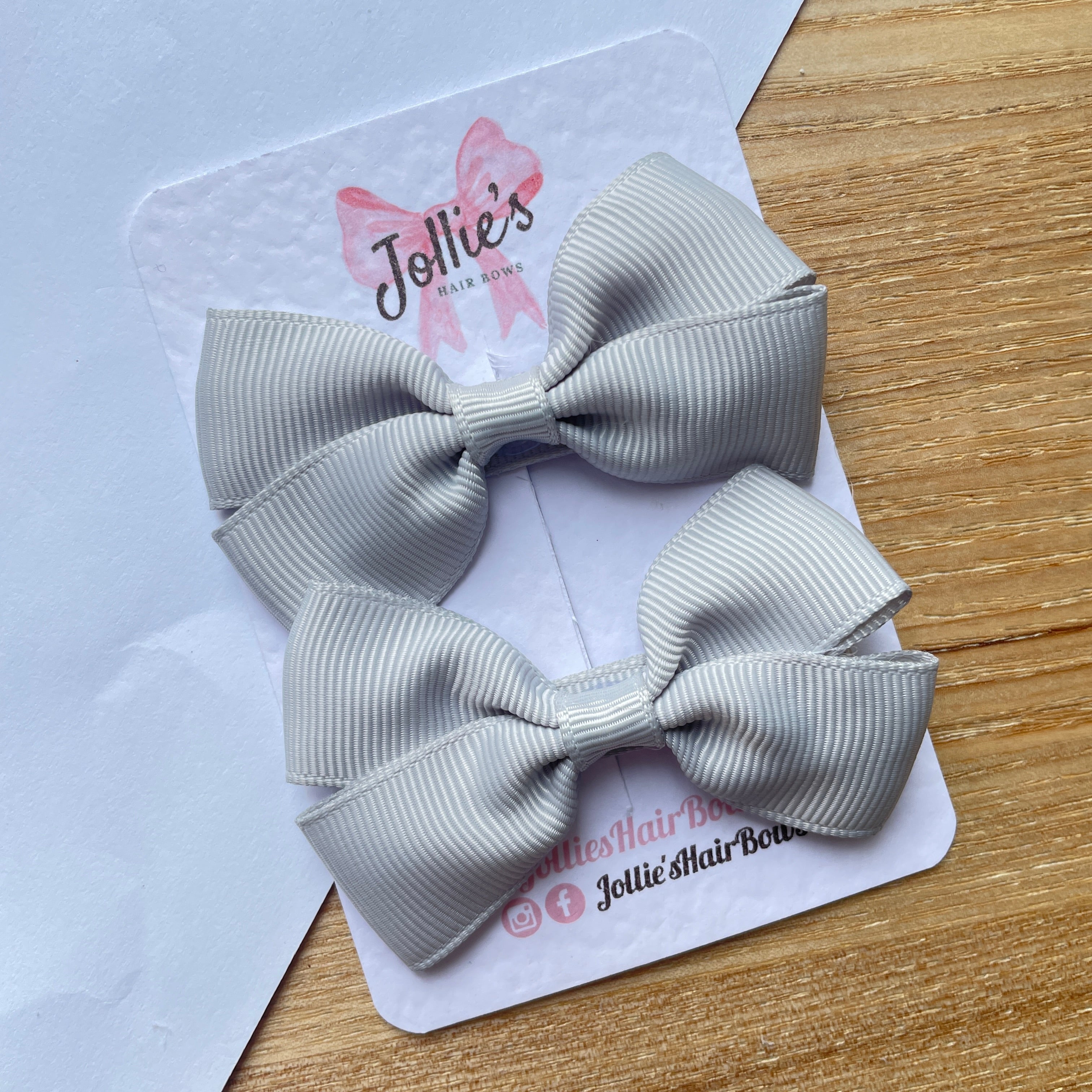 2.75" Shell Grey Classic Hair Bows (Pair) – Grosgrain Ribbon with Lined Alligator Clips